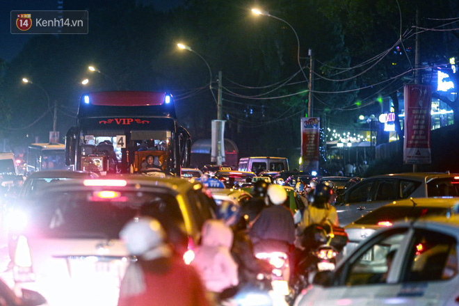 Đà Lạt chật kín du khách và phương tiện, các ngả đường ùn tắc kinh hoàng tối 30/4